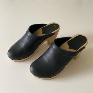 Women black leather No. 6 clogs